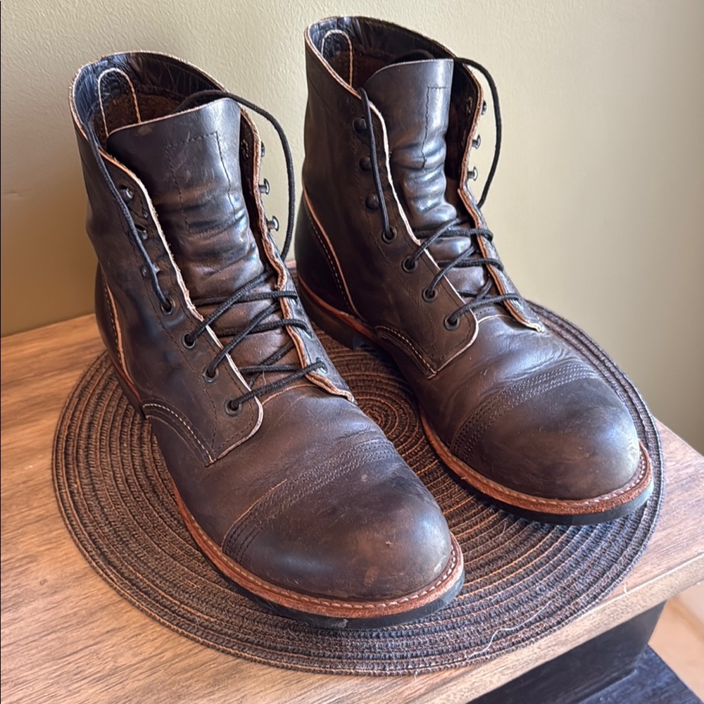 Men's Black Leather Boots
Red Wing